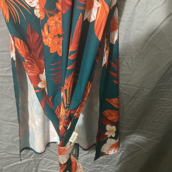 Shein Floral flowy dress. Low-cut. Spring colors - Picture 3 of 7